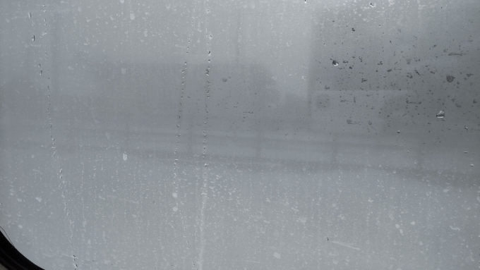 鉄道乗車記録の写真:車窓・風景(3)        「大釜駅にて運転停車
消雪装置作動により窓が曇っています。」