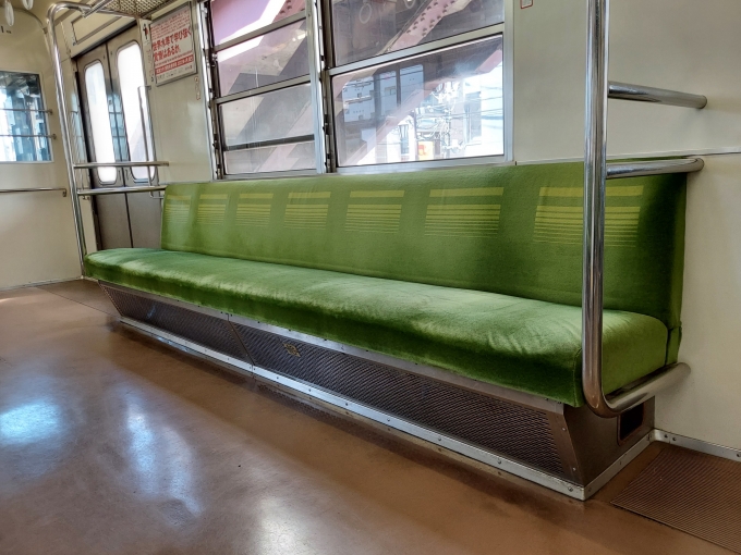 鉄道乗車記録の写真:車内設備、様子(8)     「東武8000系の座席
めちゃくちゃフカフカでした！」
