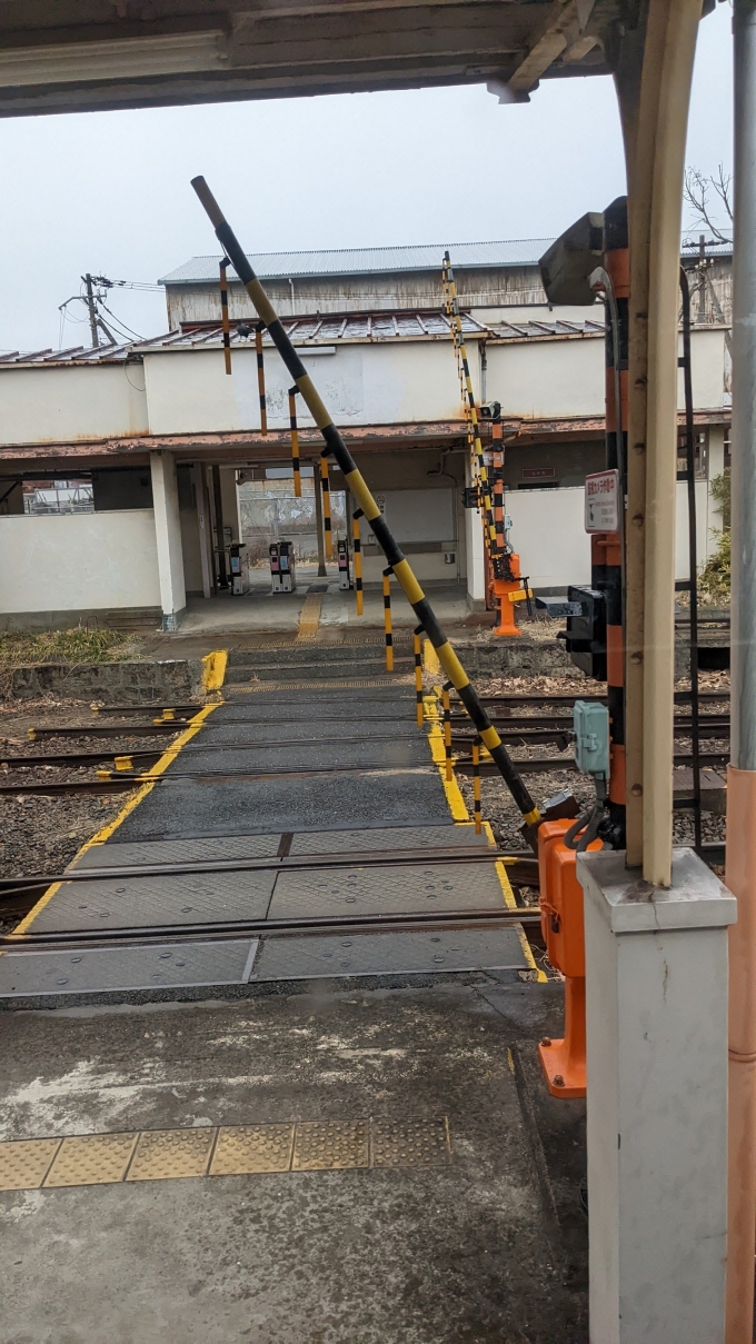 鉄道乗車記録の写真:駅舎・駅施設、様子(2)        「車内から木津川駅を撮影。」
