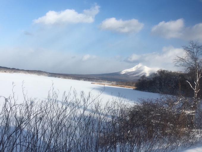 鉄道乗車記録の写真:車窓・風景(6)        「少し写真を撮るのが遅かったです
この写真を撮った場所のもう少し函館寄りに雪におおわれた湖の中央に駒ケ岳がくる絶景が進行方向に対して左手で望めました」