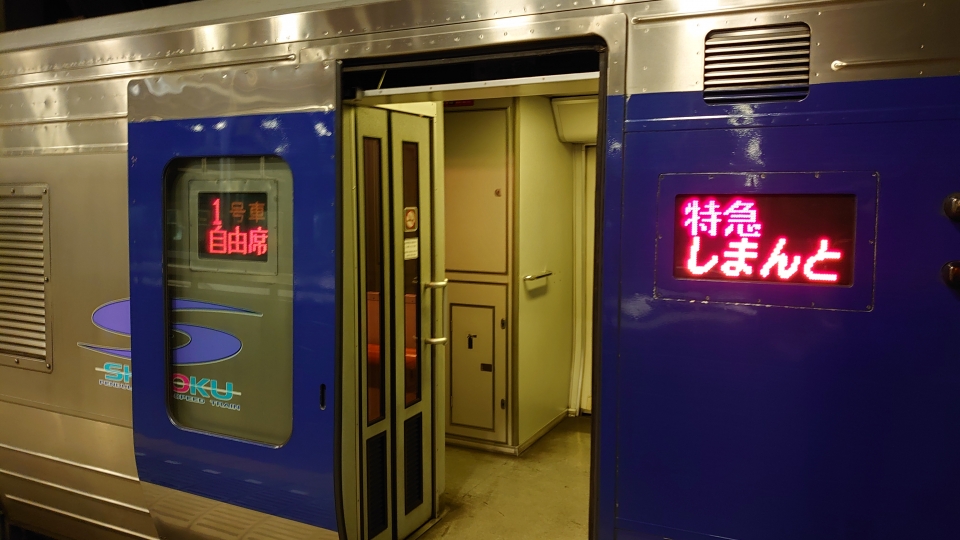 鉄道乗車記録「高知駅から高松駅」乗車した列車(外観)の写真(2) by twteruya 撮影日時:2022年12月29日