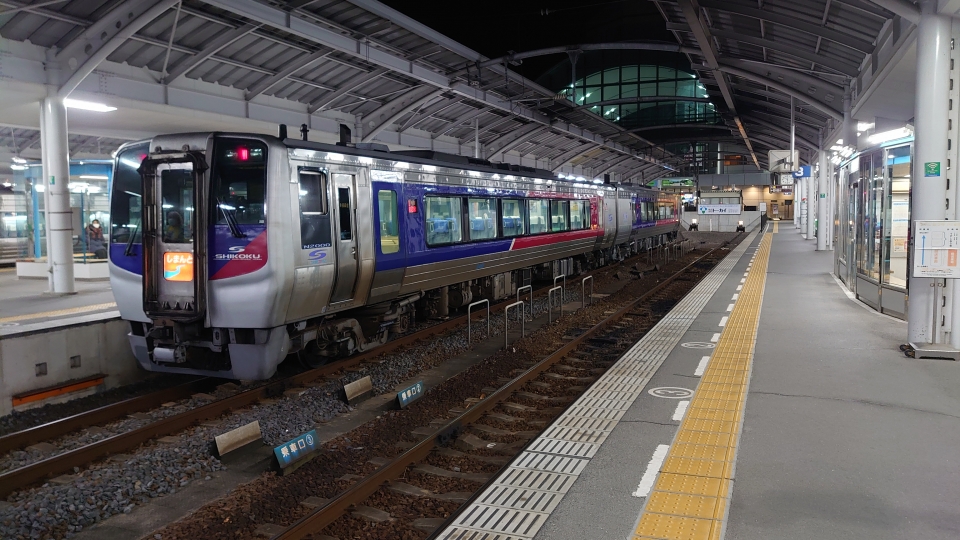 鉄道乗車記録「高松駅から中村駅」乗車した列車(外観)の写真(2) by twteruya 撮影日時:2022年12月30日