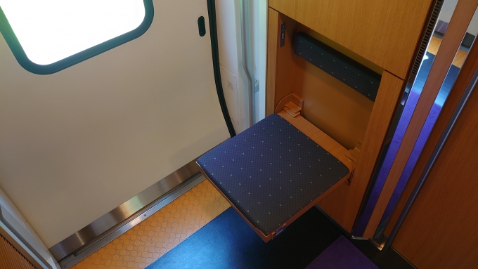 鉄道乗車記録の写真:車内設備、様子(7)        「デッキ部分の補助椅子①」