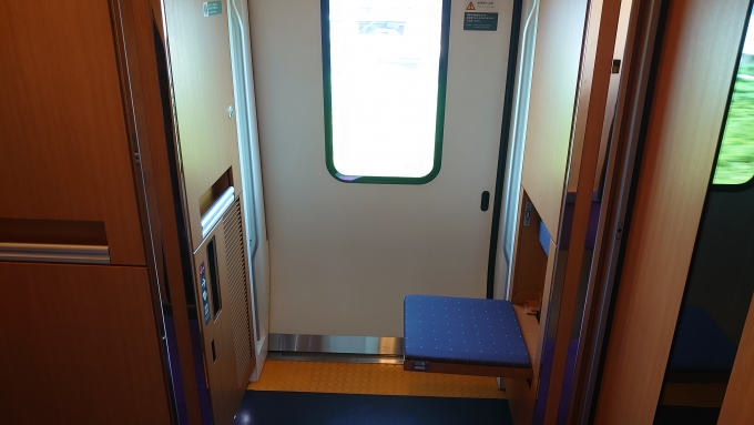 鉄道乗車記録の写真:車内設備、様子(8)        「デッキ部分の補助椅子②」