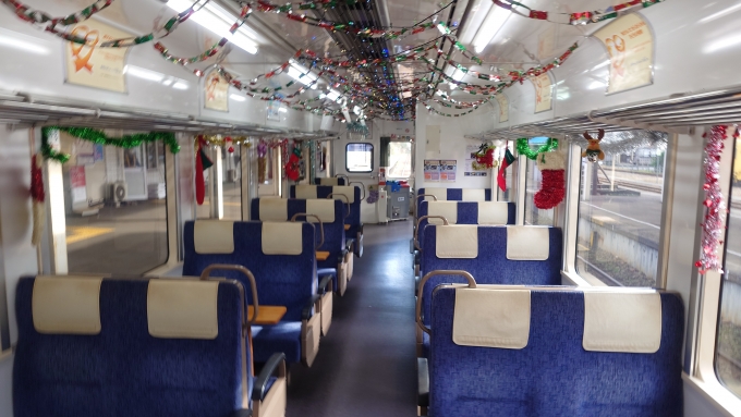 鉄道乗車記録の写真:車内設備、様子(3)        「穴水寄り運転席付近にクリスマスツリーがあった他、車内全体がクリスマス仕様に」