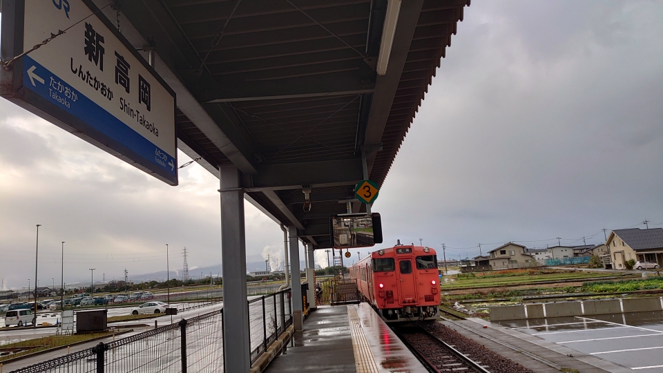 鉄道乗車記録「高岡駅から新高岡駅」駅名看板の写真(1) by twteruya 撮影日時:2021年11月27日