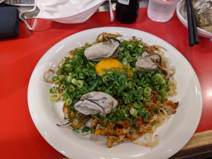 鉄道乗車記録の写真:駅弁・グルメ(3)        「広島といえば牡蠣
そして広島風お好み焼きということでお昼ご飯です。」