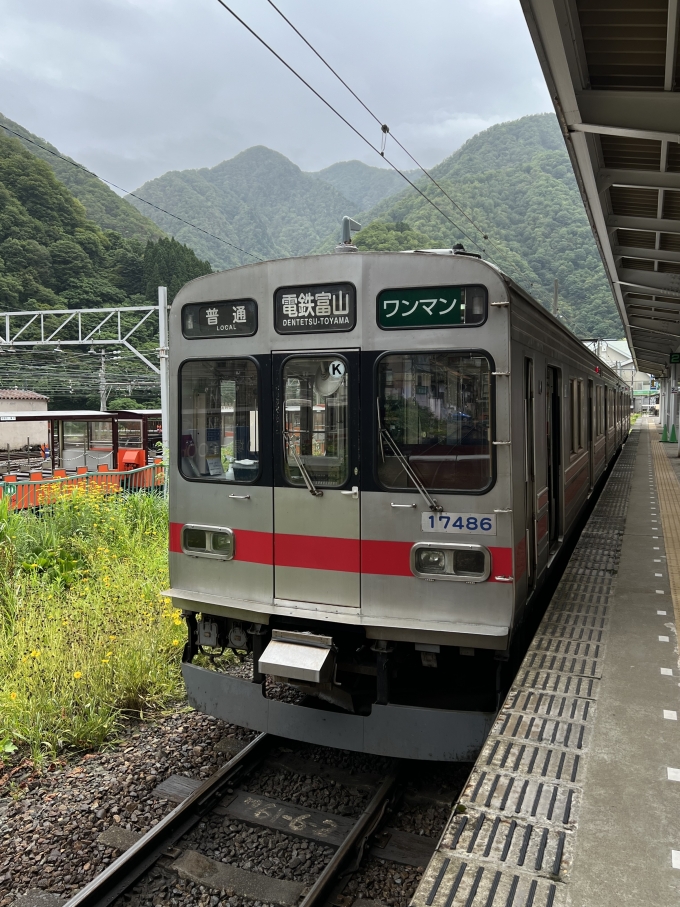 鉄道乗車記録の写真:乗車した列車(外観)(4)        「宇奈月温泉到着後は折り返し電鉄富山行きになりました
私は下車して少し町並み散策して来ました」