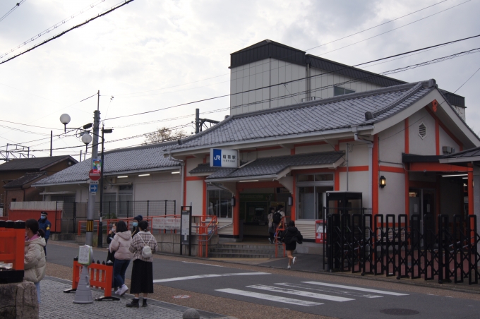鉄道乗車記録の写真:駅舎・駅施設、様子(2)        「稲荷駅の駅舎です。」