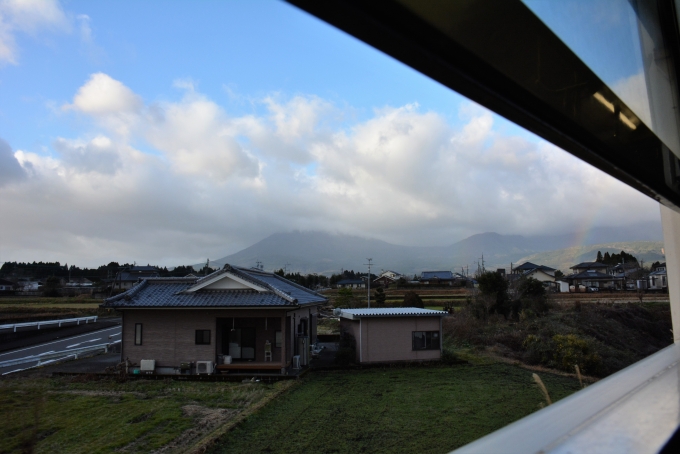 鉄道乗車記録の写真:車窓・風景(6)        「霧島連山高千穂の峰が垣間見えました」