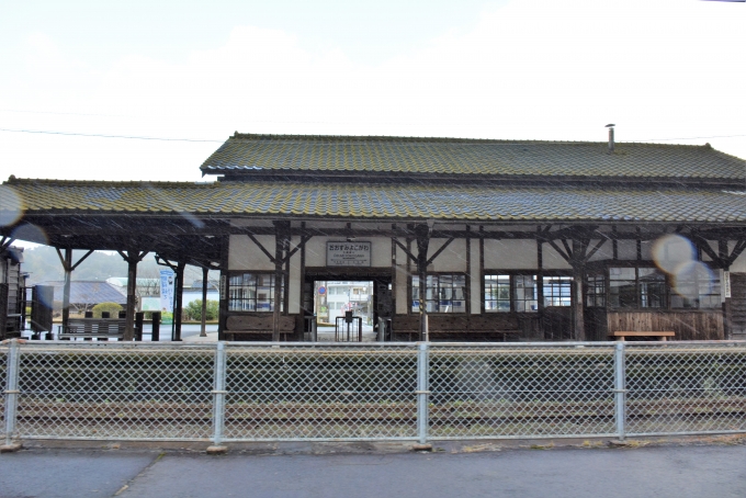 鉄道乗車記録の写真:駅舎・駅施設、様子(11)        「1903年（明治36年）1月開業の鹿児島県最古の駅舎

雨が激しく降ってきました。」