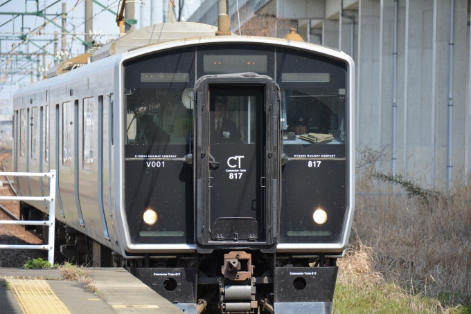 鉄道乗車記録の写真:列車・車両の様子(未乗車)(4)        「鹿児島本線の電車がやってきました。
当然これには乗りません。」