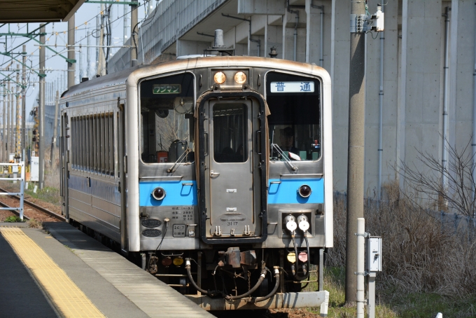 鉄道乗車記録の写真:乗車した列車(外観)(5)        「続いて熊本から三角線を走る気動車がやってきました。
これに乗ります。」