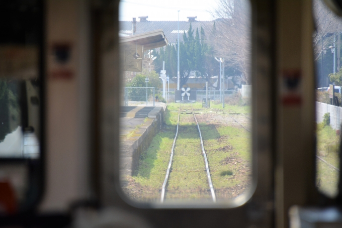 鉄道乗車記録の写真:車窓・風景(12)        「終点三角に着きます。

車止め表示」