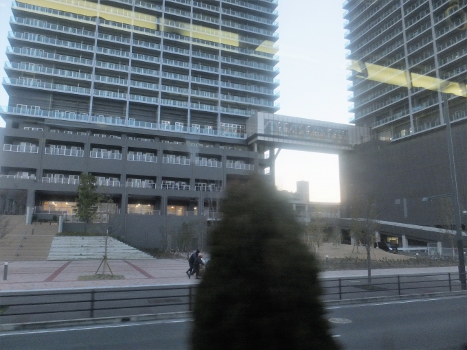 鉄道乗車記録の写真:車窓・風景(11)        「久宝寺の貨物操車場は廃止されて二棟の高層マンションが建てられています。」