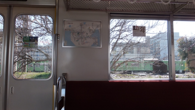 鉄道乗車記録の写真:車内設備、様子(3)        「王寺駅を出てちょっと向こう側を並走するJR線」
