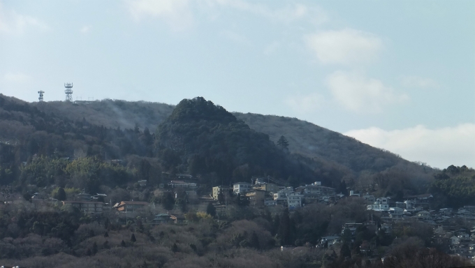 鉄道乗車記録の写真:車窓・風景(7)        「生駒山地の東斜面にある宝山寺の般若窟が三角形の出っ張りとして見えてます。

生駒駅からその宝山寺へ登る為のケーブルカーが運行されています。」