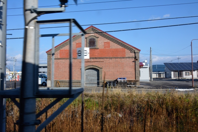 鉄道乗車記録の写真:車窓・風景(8)        「こんな煉瓦倉庫もあります。」