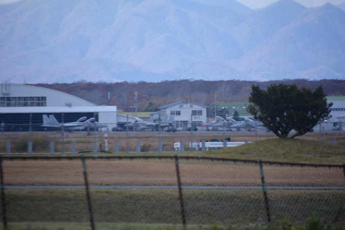 鉄道乗車記録の写真:車窓・風景(15)        「航空自衛隊千歳基地が見えてます。」