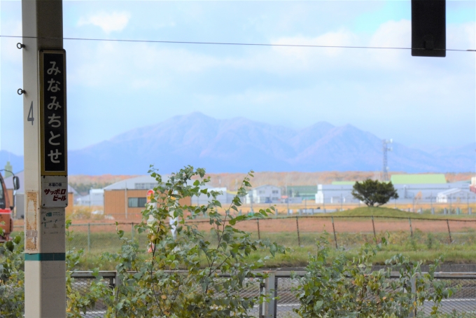 鉄道乗車記録の写真:駅舎・駅施設、様子(2)        「遠くに恵庭岳が見えます。」