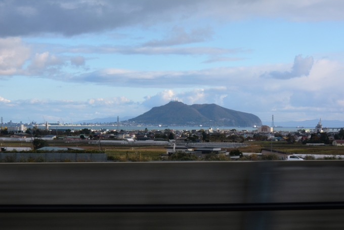 鉄道乗車記録の写真:車窓・風景(10)        「新幹線からの函館山」