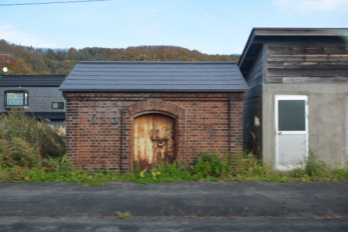 鉄道乗車記録の写真:駅舎・駅施設、様子(11)        「駅の煉瓦倉庫

蒸気機関車時代の油庫？」