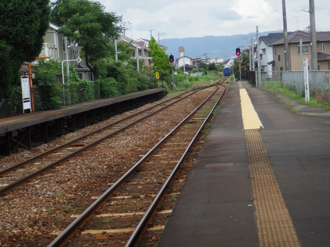 鉄道乗車記録の写真:駅舎・駅施設、様子(1)        「次の終点に行く列車を約20分待つ間に昼食をと思ったが駅前には雑貨屋だけでなんとかパン一つでしのいだ。

まだこの頃の乗り鉄は無計画だったのとPCを持って福岡へ行ってなかったのもある。

スマホもまだ使っていない頃」