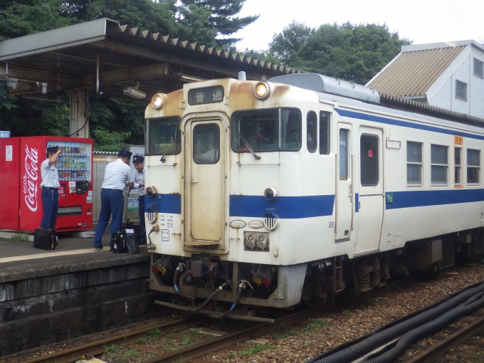 鉄道乗車記録の写真:列車・車両の様子(未乗車)(7)        「香椎駅では乗務員交替を行っていた。」
