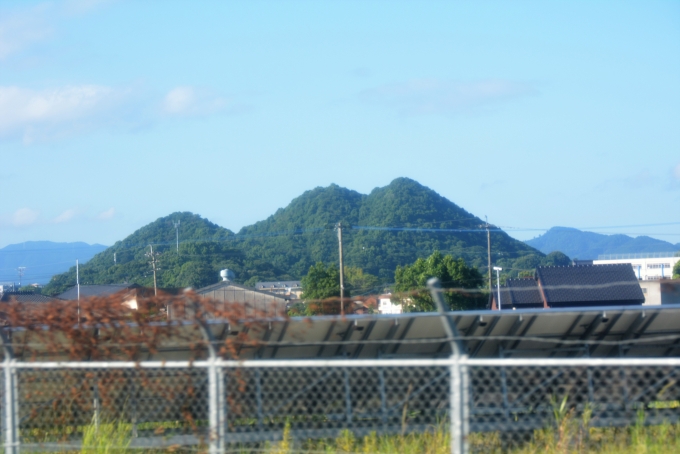 鉄道乗車記録の写真:車窓・風景(7)        「私が新飯塚に中学生の頃蒸気機関車を撮りに来た時にこの緑色の山は真っ黒で尖った山でした。

そうこれは今は普通の山に見えますがボタ山のなれの果てなんです。」