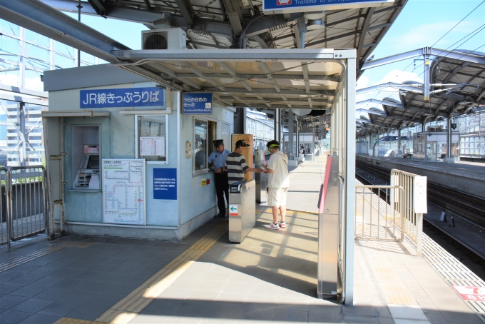 鉄道乗車記録の写真:駅舎・駅施設、様子(8)        「ホーム上に平成筑豊電鉄の改札口があってそこからJRに乗り換えます。
」