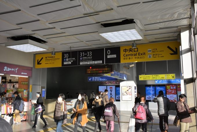 鉄道乗車記録の写真:駅舎・駅施設、様子(2)        「コロナ禍前の年末の京都駅風景。
この時でもマスクしている人はいました。」