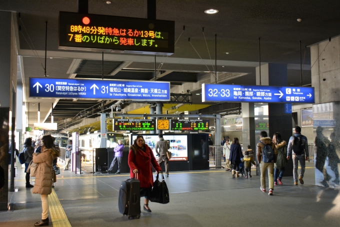 鉄道乗車記録の写真:駅舎・駅施設、様子(3)        「京都駅0番線の北と西側に増設された福知山線と関空特急の乗車ホーム

コロナ禍前には関西というよりも日本国中に沢山の外国人が来ていました。」
