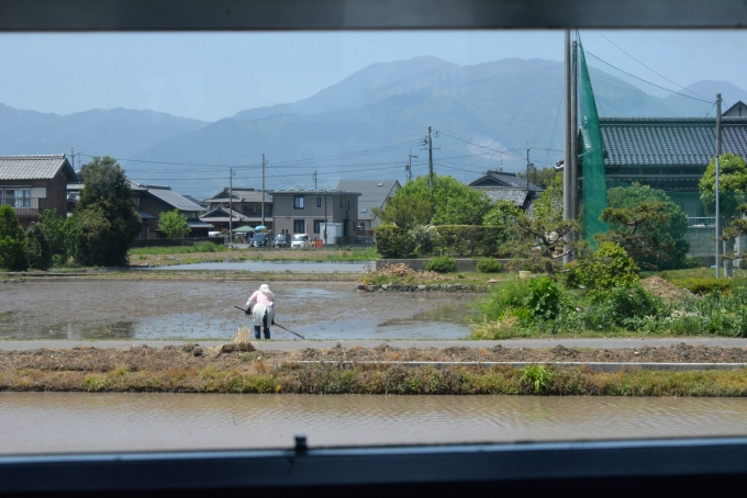 鉄道乗車記録の写真:車窓・風景(10)        「水田

これから田植えの準備整備」