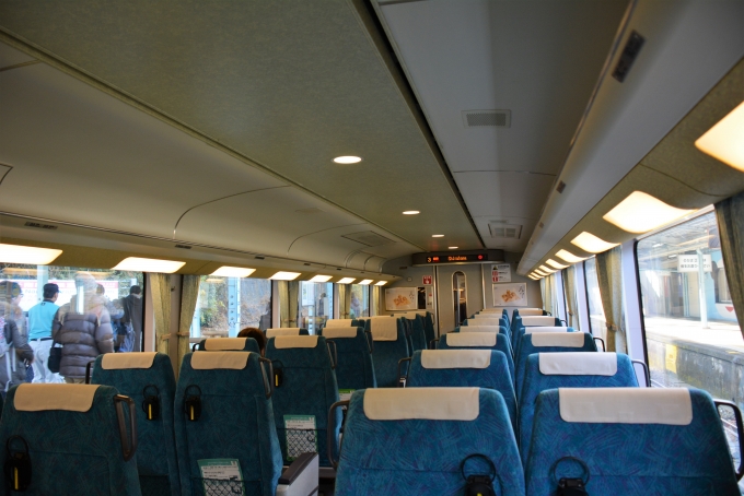 鉄道乗車記録の写真:車内設備、様子(9)        「殆どの乗客がここで降りていきました。」