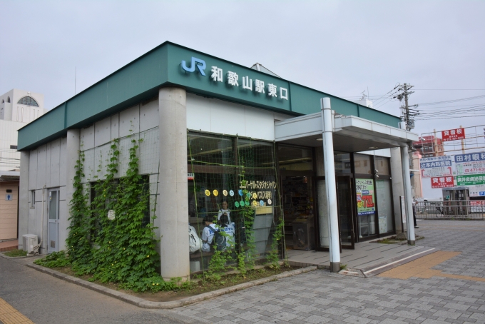 鉄道乗車記録の写真:駅舎・駅施設、様子(1)        「JR和歌山駅の中のホームから出発」