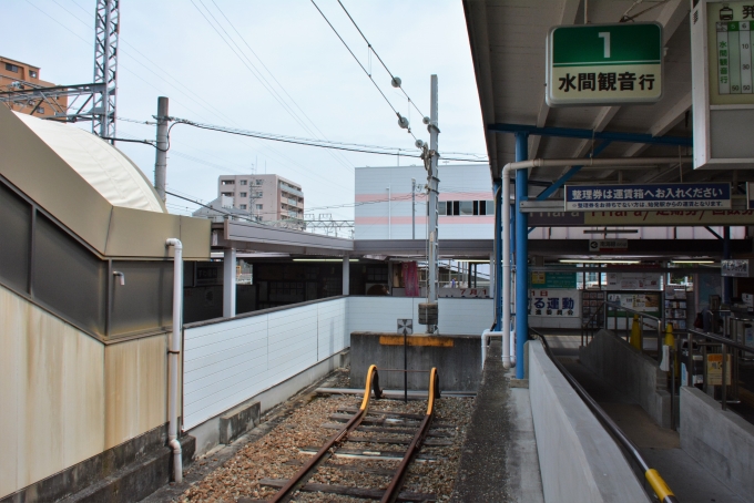 鉄道乗車記録の写真:駅舎・駅施設、様子(6)        「左隣は隣接して南海本線の貝塚駅

乗換はすぐ」