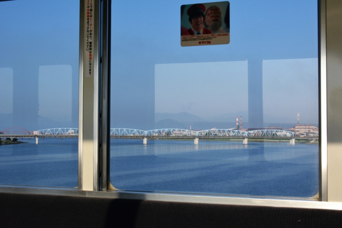 鉄道乗車記録の写真:車窓・風景(8)        「紀ノ川渡河中
向こうに見えるのは2021年に水道管が外れて落下した水道橋」