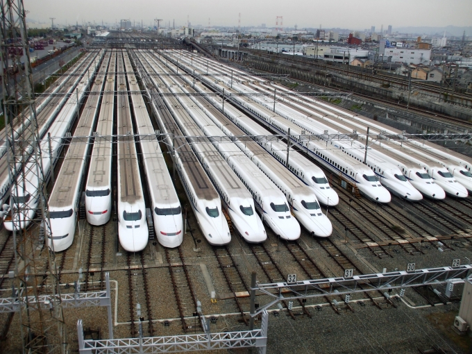 鉄道乗車記録の写真:車窓・風景(4)        「新幹線鳥飼基地

この時間なので止まっている車両多数」