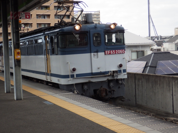 鉄道乗車記録の写真:駅舎・駅施設、様子(6)        「対向ですぐにEF65-2060も高速で通過」