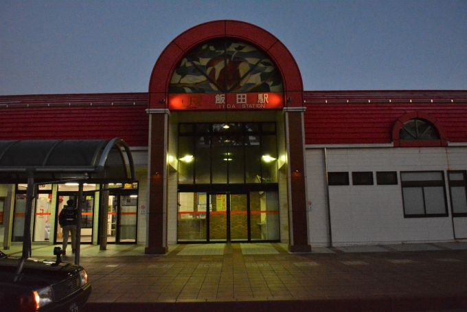 鉄道乗車記録の写真:駅舎・駅施設、様子(2)        「まだ夜明け前です。
」