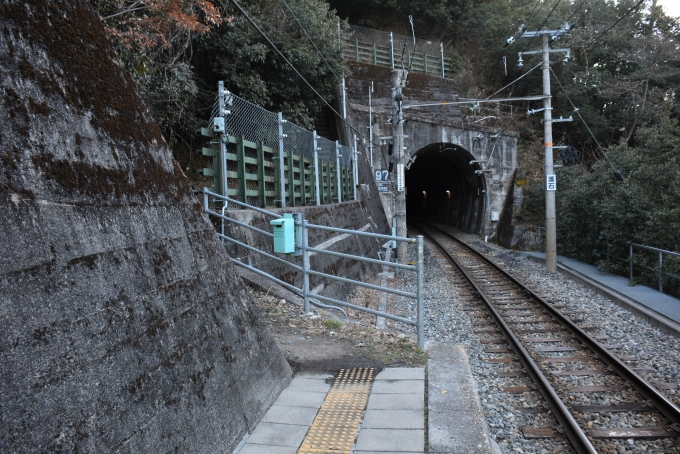 鉄道乗車記録の写真:駅舎・駅施設、様子(8)        「ホームの両端はすぐにトンネルになっています。
なんか出口っぽいのが・・・」
