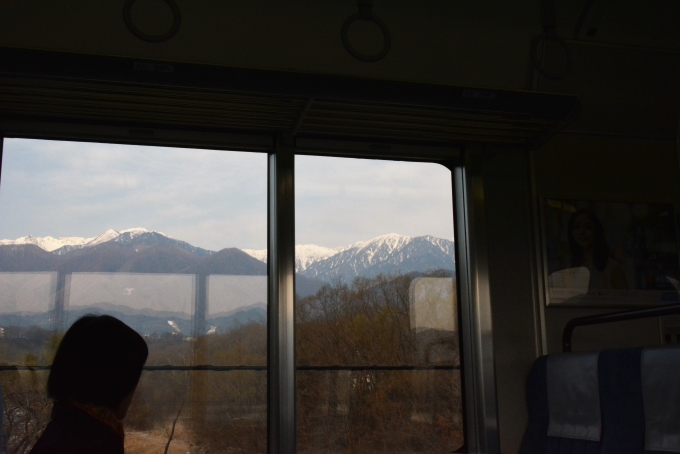 鉄道乗車記録の写真:車窓・風景(4)        「この路線の楽しみは晴れた日の冬の午前中の西の中央アルプスと午後だったら東の南アルプスの冠雪した山々の風景です。

これは西側なので中央アルプスです。」