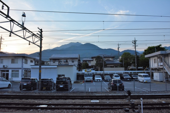 鉄道乗車記録の写真:駅舎・駅施設、様子(3)        「この山の頂上付近に重文白山神社本殿があります。そこも登りに行きました。」