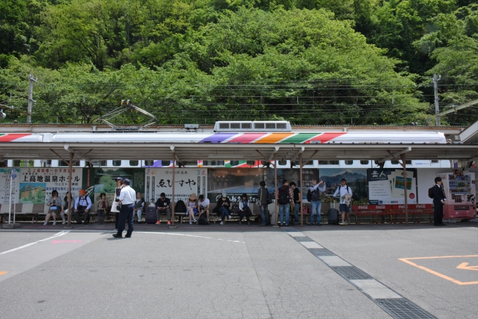 鉄道乗車記録の写真:駅舎・駅施設、様子(14)        「駅前はバスターミナルで上高地への登山客、観光客の起点になっています。」