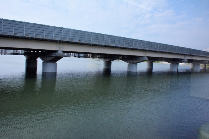 鉄道乗車記録の写真:車窓・風景(14)        「浜名湖の上を走る東名高速道路」