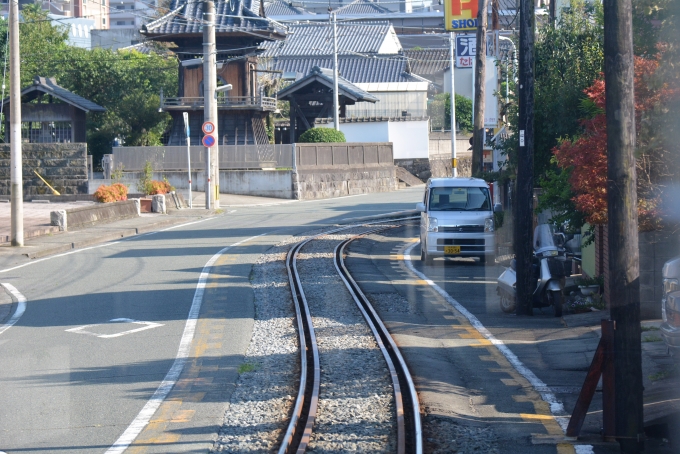鉄道乗車記録の写真:車窓・風景(7)        「右の路駐の車はキツイけどギリギリで躱せるように止めてあります。」