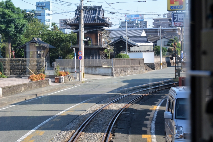 鉄道乗車記録の写真:車窓・風景(8)        「軌道併用区間通過中
右端に郵便ボストが見えてます。」
