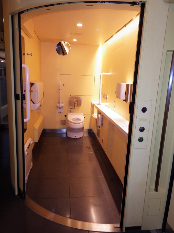 鉄道乗車記録の写真:車内設備、様子(13)     「広いトイレ」