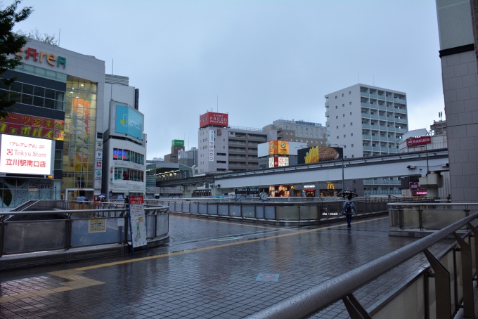 鉄道乗車記録の写真:駅舎・駅施設、様子(1)        「JR立川駅からデッキ上を歩いて乗換できますが傘がなかったので濡れないように下へ下りていきました。」