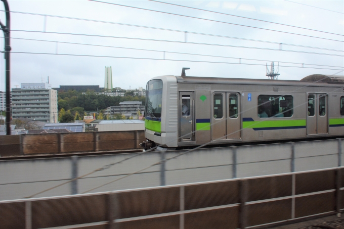 鉄道乗車記録の写真:車窓・風景(2)        「この区間は京王相模原線と並行して走っています。
ただこれは都営地下鉄新宿線の車両です。
どれだけの範囲東京は相互乗り入れしているのか。」